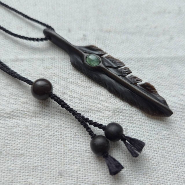 水牛の角 エメラルドのフェザーペンダント | iichi 日々の暮らしを 