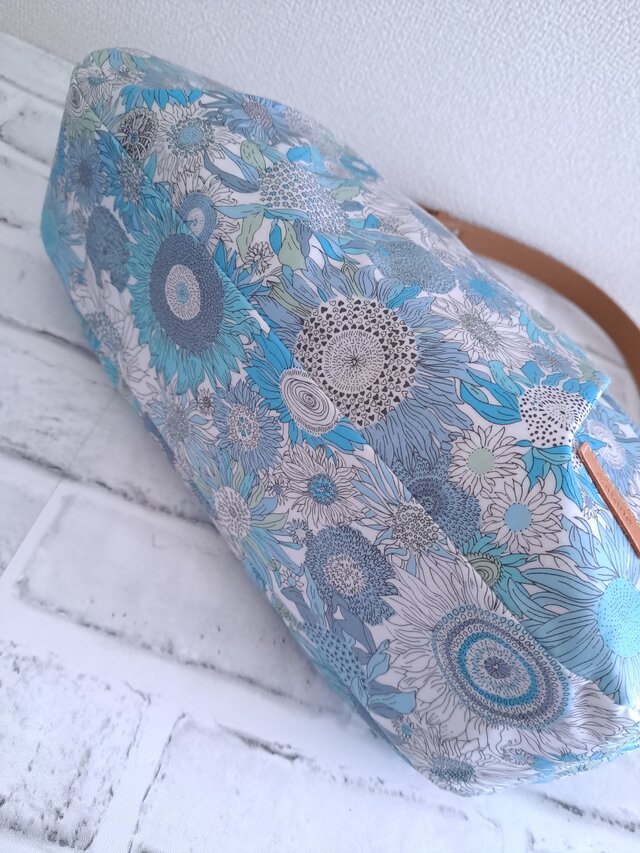 ラミネート持ち手/隠しマチ付ポーチ     リバティ❤️スモールスザンナ リバティ ラミネート スモールスザンナ ブルー 横長ワンハンドルバッグ