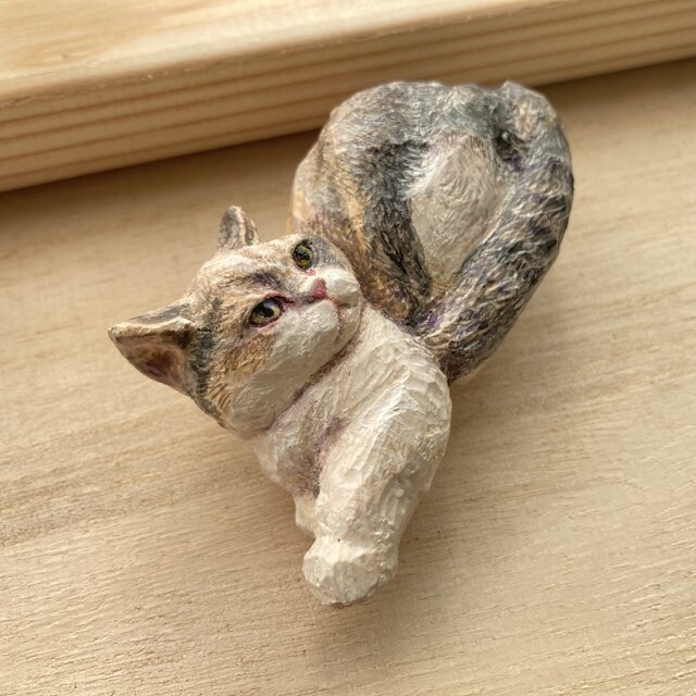 木彫りの「見えない音を聞く猫」のブローチ | iichi 日々の暮らしを