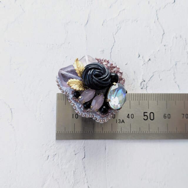 ヴィンテージボタンとクリスタルガラスのビーズ刺繍ブローチ（K1246