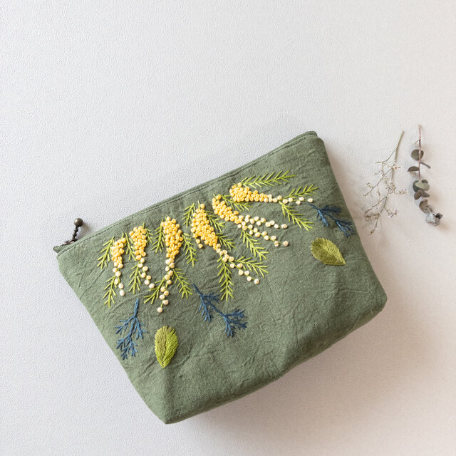 ミモザ刺繍のポーチ（オリーブグリーン） | iichi 日々の暮らしを