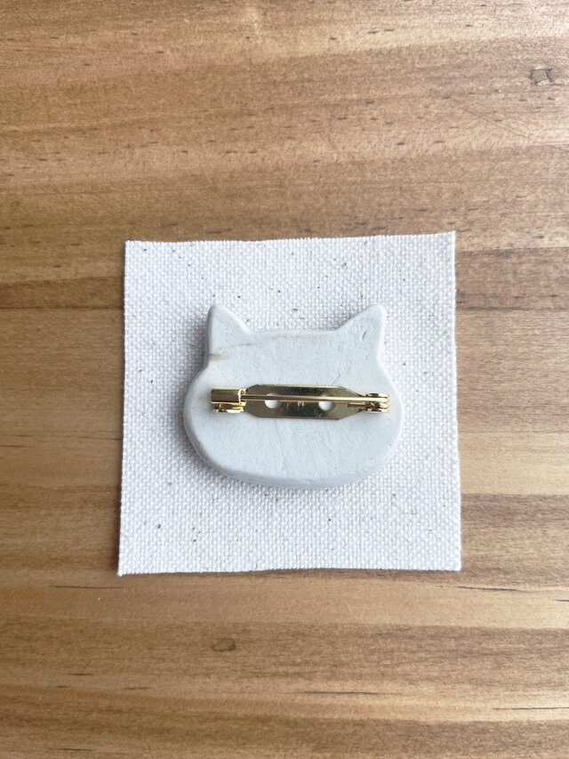 猫のお顔の陶器ブローチ〜穏やかな白猫〜【一点もの】 | iichi 日々の