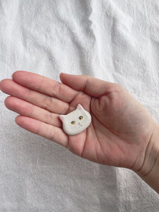 猫のお顔の陶器ブローチ〜穏やかな白猫〜【一点もの】 | iichi 日々の