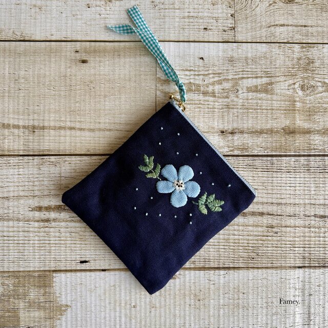 手刺繍】大人かわいい手刺繍ネモフィラのポケットティッシュサイズ