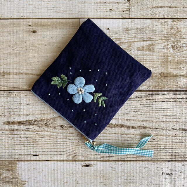 手刺繍】大人かわいい手刺繍ネモフィラのポケットティッシュサイズ