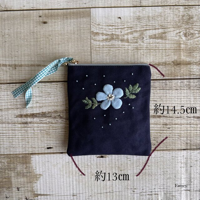 大人かわいい手刺繍ネモフィラのポケットティッシュサイズポーチ 国産