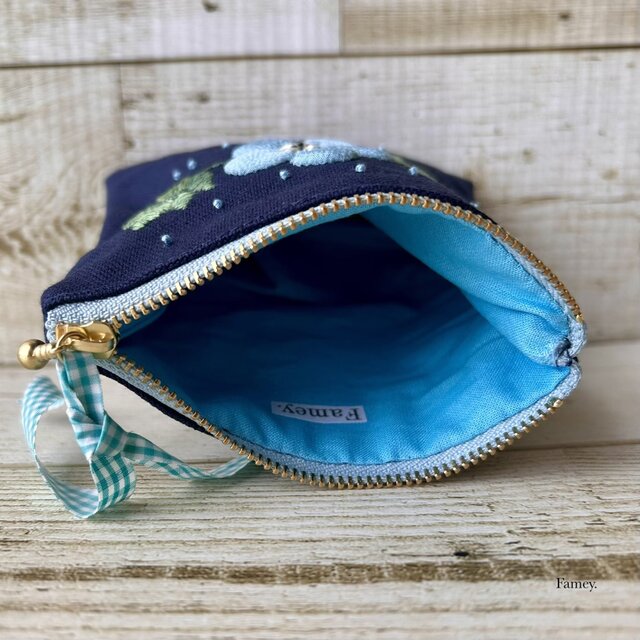 手刺繍】大人かわいい手刺繍ネモフィラのポケットティッシュサイズ