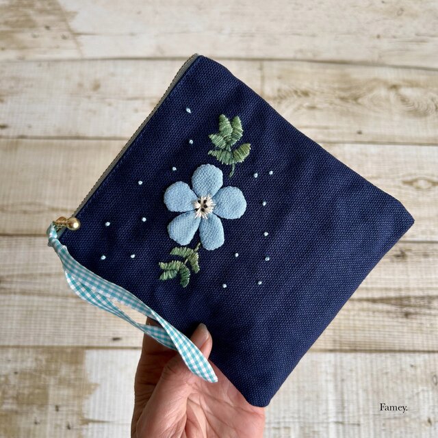 手刺繍】大人かわいい手刺繍ネモフィラのポケットティッシュサイズ