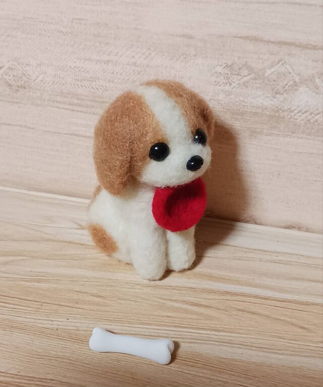 エサ入れくわえて頂戴とせがんでいるプチ犬 ホネあるよ | iichi 日々の