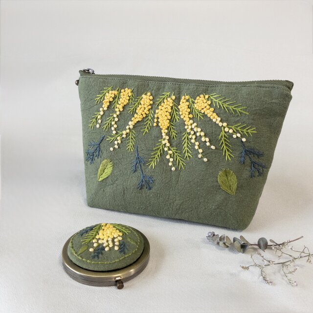 ミモザ刺繍のコンパクトミラー〈オリーブグリーン〉 | iichi 日々の