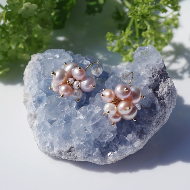 マルモ◆ケシパール フープピアス✧花籠 天然色真珠によるコケモモの花のピアス・サージカルステンレスフック