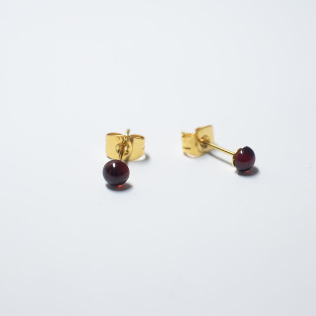 14kgf  モザンビークガーネット♡1粒ピアス◝✩ モザンビークガーネット 天然石の小粒ピアス【サージカルステンレス