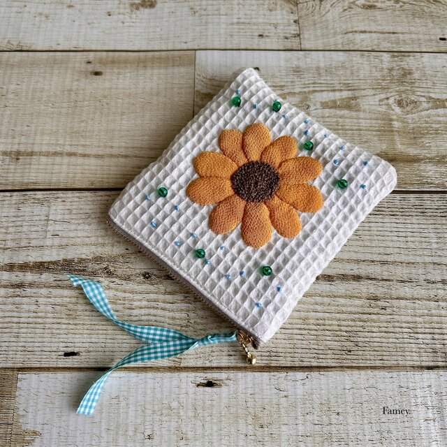 大人かわいい手刺繍ひまわりのポケットティッシュサイズポーチ