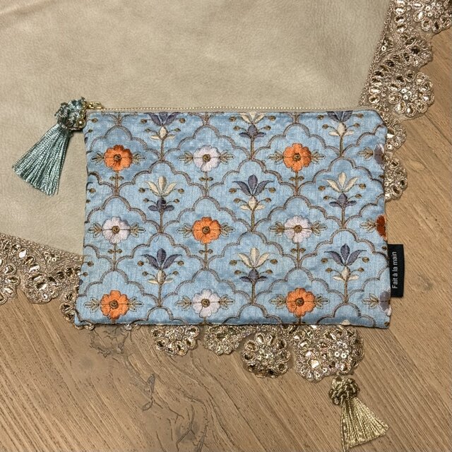 あ*き様 ハンドメイド　バッグ&ポーチ　猫　アリス　インド刺繍　フリル　ブルー インド刺繍ポーチ ブルー | iichi 日々の暮らしを心地よくする