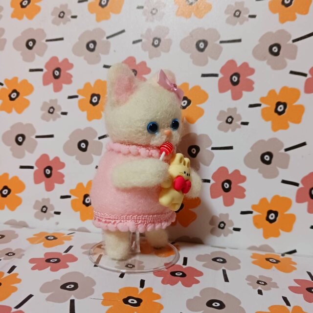 ハンドメイド フェルトドール 白猫の女の子 ピンクドレス ロリポップと