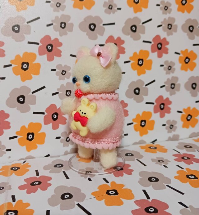 ハンドメイド フェルトドール 白猫の女の子 ピンクドレス ロリポップと