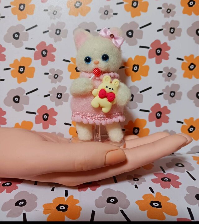 ハンドメイド フェルトドール 白猫の女の子 ピンクドレス ロリポップと