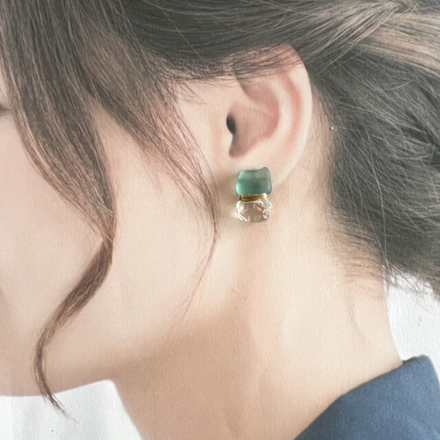 金継ぎピアス｜シーグラスと水晶の一点物｜静けさをまとうブルー