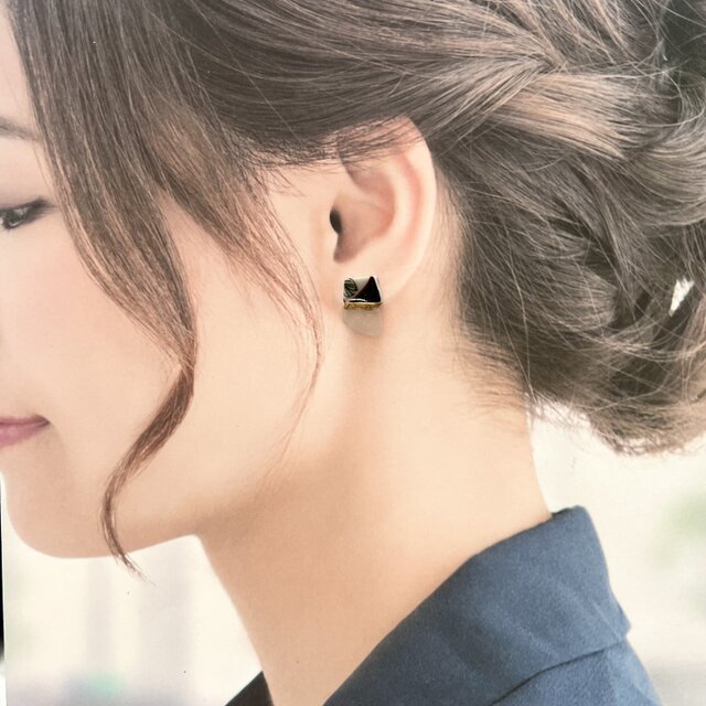 白のシーグラスと陶片の金継ぎピアス／イヤリング｜一点物・ニッケル