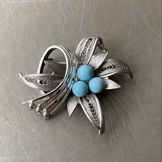 Vintage 70s-80s filigrana flower light blue stone brooch | iichi
