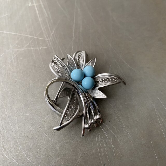 Vintage 70s-80s filigrana flower light blue stone brooch | iichi