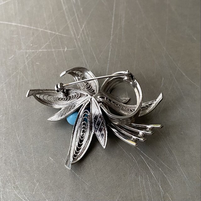 Vintage 70s-80s filigrana flower light blue stone brooch | iichi