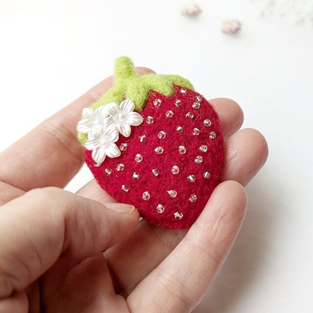 白猫さんと苺 ブローチ 羊毛フェルト ころんと可愛い＊苺と白いお花