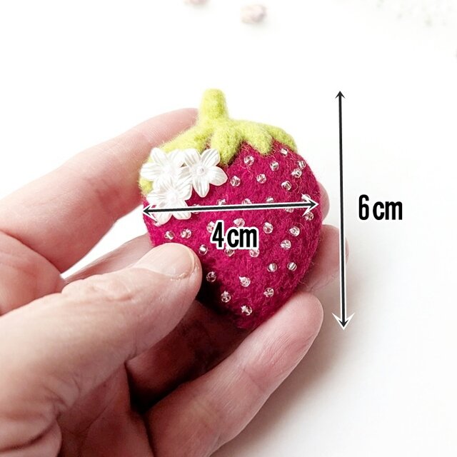ころんと可愛い＊苺と白いお花の羊毛フェルトブローチ｜受注製作