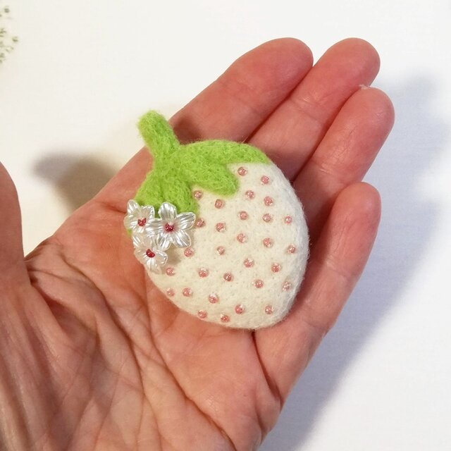 ころんと可愛い＊白い苺と白いお花の羊毛フェルトブローチ（受注製作