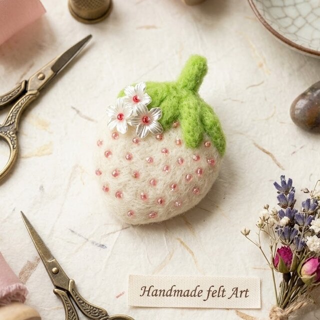 ころんと可愛い＊白い苺と白いお花の羊毛フェルトブローチ（受注製作