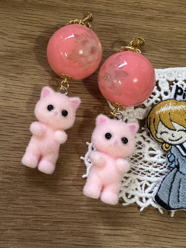 ふわもこピンクのねこのイヤリング | iichi 日々の暮らしを心地よく