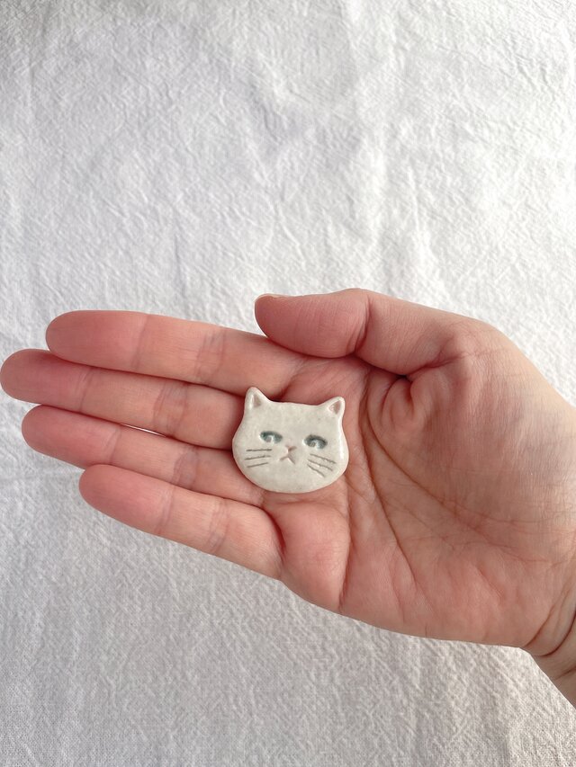 猫のお顔の陶器ブローチ〜じと目で見てくる白猫〜【一点もの】 | iichi