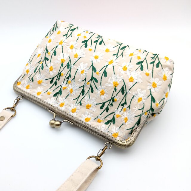 長財布も入る大きめ デイジー花柄刺繍 がま口ショルダーバッグ 25cm 