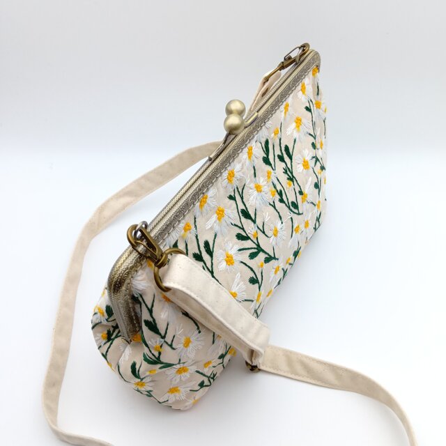 長財布も入る大きめ デイジー花柄刺繍 がま口ショルダーバッグ 25cm