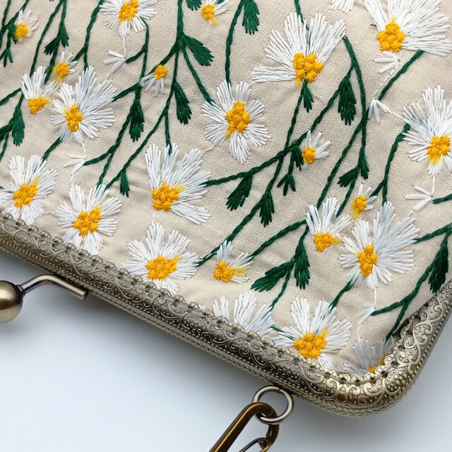 長財布も入る大きめ デイジー花柄刺繍 がま口ショルダーバッグ 25cm