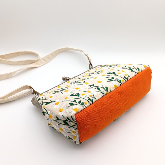長財布も入る大きめ デイジー花柄刺繍 がま口ショルダーバッグ 25cm