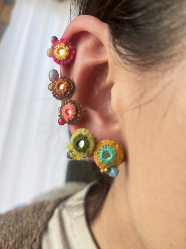 ミラー刺繍とガラスビーズの小さなイヤーカフ 茶×オレンジ/しずく