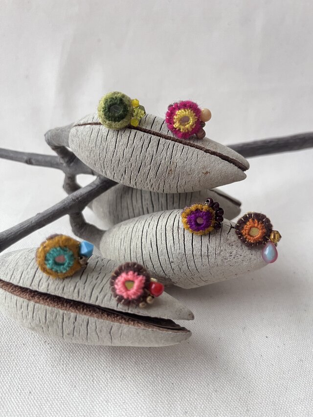 ミラー刺繍とガラスビーズの小さなイヤーカフ からし×ムラサキ/あずき