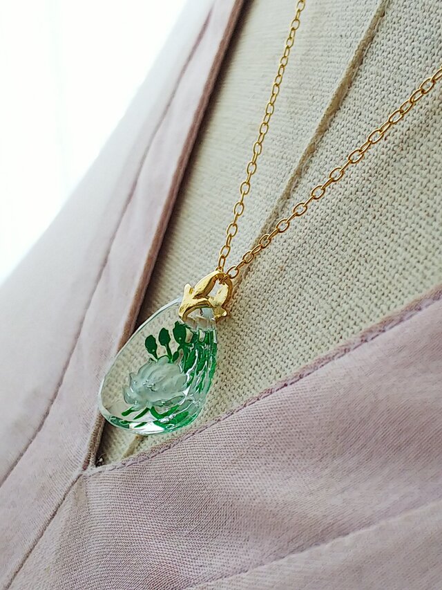 ヴィンテージ 真っ白な薔薇と新緑Green／インタリオGlass ネックレス