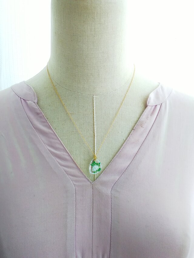 ヴィンテージ 真っ白な薔薇と新緑Green／インタリオGlass ネックレス