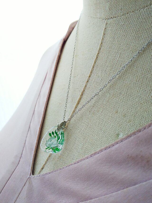 ヴィンテージ 真っ白な薔薇と新緑Green／インタリオGlass ネックレス