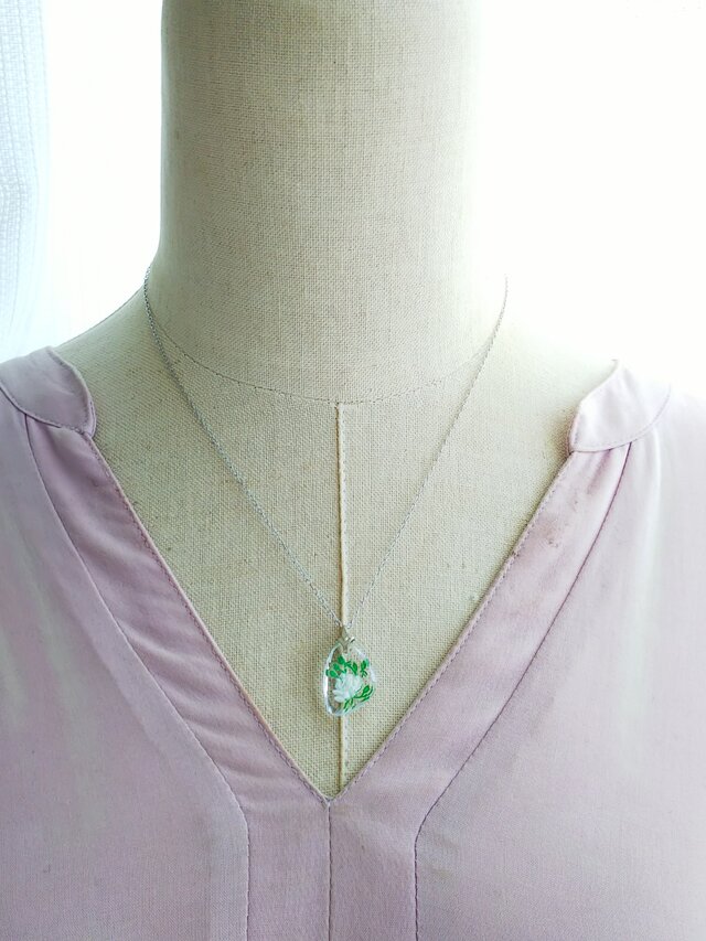 ヴィンテージ 真っ白な薔薇と新緑Green／インタリオGlass ネックレス