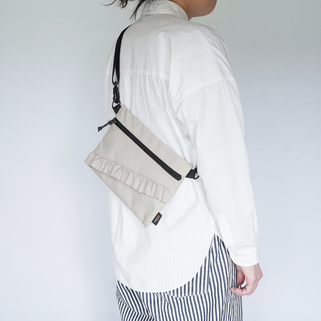 フリルのサコッシュ 横型のミニショルダー | iichi 日々の暮らしを
