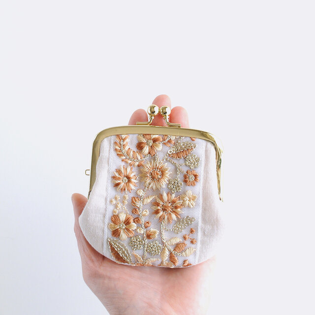 インド刺繍リボンの手のひらがま口ポーチ ライトベージュ | iichi 日々