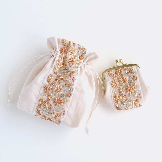 インド刺繍リボンの手のひらがま口ポーチ ライトベージュ | iichi 日々