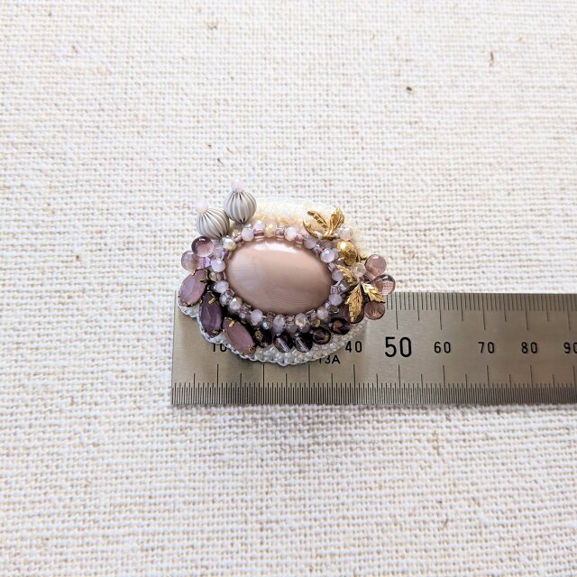 いちごのビーズ刺繍ブローチ（K1247) | iichi 日々の暮らしを心地よく