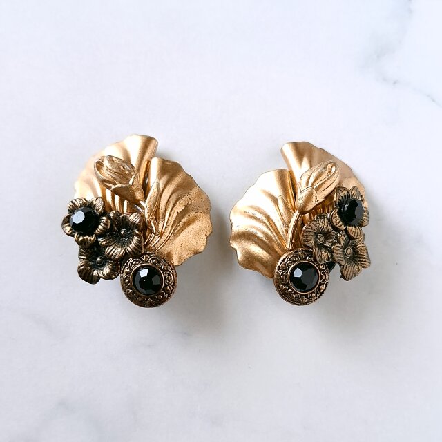 gold tone flower black plastic decorative ヴィンテージイヤリング