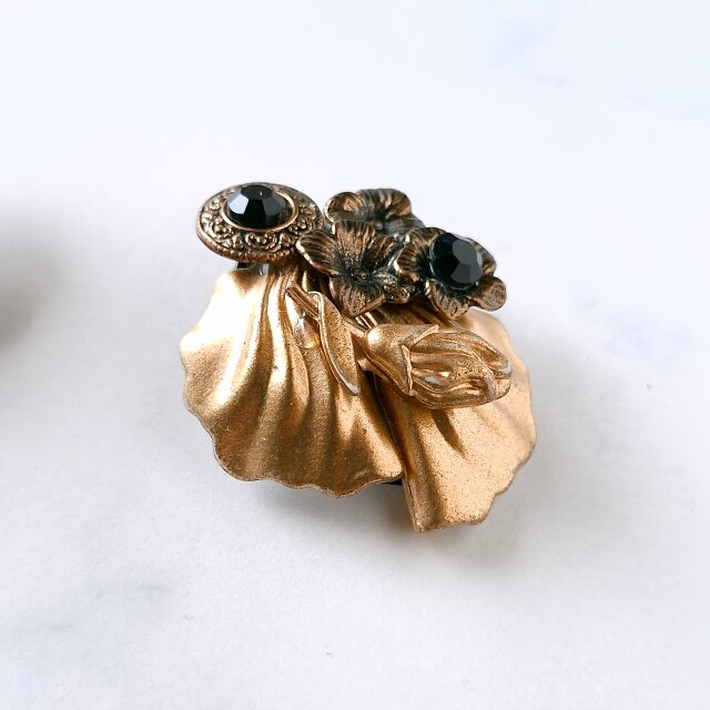 gold tone flower black plastic decorative ヴィンテージイヤリング