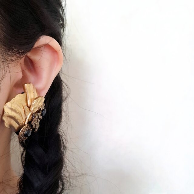 gold tone flower black plastic decorative ヴィンテージイヤリング
