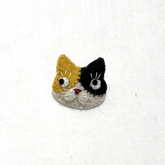 フェルトの猫ブローチ【極小2cm】 三毛猫 ｜DoudouMimi ④ | iichi